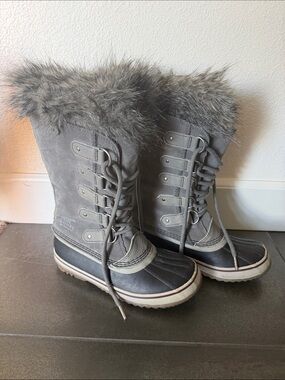Sorel Women's Gray Lace-Up Winter Boots with Faux Fur Cuff